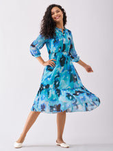 Robe à col en V en mousseline de soie bleu aqua à pois